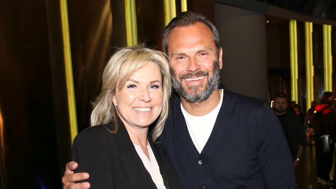 Patrik Berger na dalším snímku s půvabnou manželkou, která je s ním už 31 let. Pořád je to neskutečný fešák