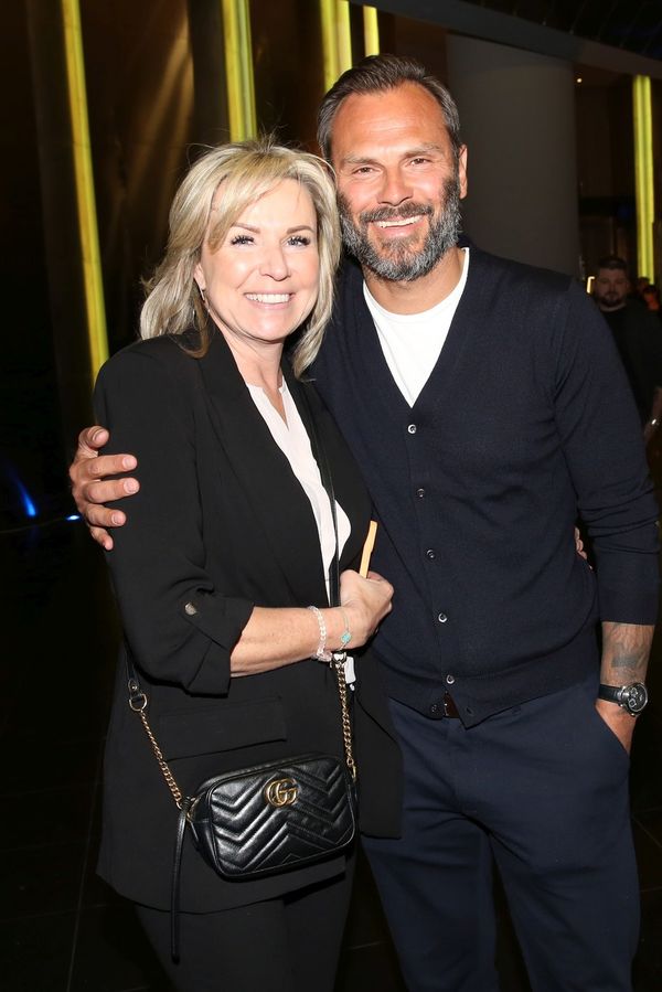 Patrik Berger na dalším snímku s půvabnou manželkou, která je s ním už 31 let. Pořád je to neskutečný fešák - fotka 1/1