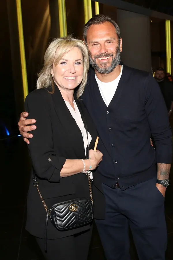 Patrik Berger na dalším snímku s půvabnou manželkou, která je s ním už 31 let. Pořád je to neskutečný fešák - fotka 1/1