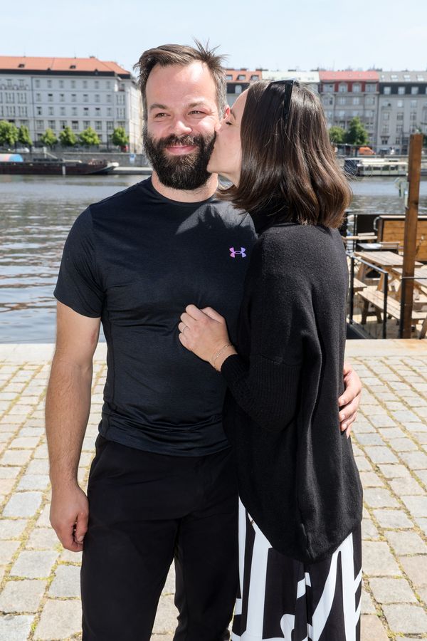 Hokejový řezník Radko Gudas na mistrovství světa chybí. Místo toho se pochlubil pohlednou manželkou Barborou - fotka 1/1