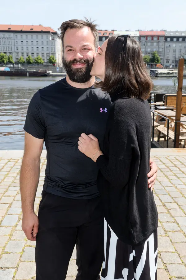 Hokejový řezník Radko Gudas na mistrovství světa chybí. Místo toho se pochlubil pohlednou manželkou Barborou - fotka 1/1