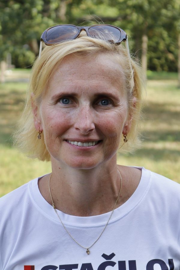 Super vtip: Šéfka komunistů Kateřina Konečná v hokejovém dresu jde na dračku. Jako strašák v poli nemá konkurenci - fotka 1/1