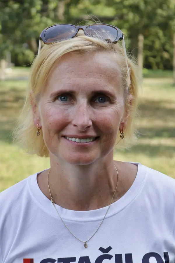 Super vtip: Šéfka komunistů Kateřina Konečná v hokejovém dresu jde na dračku. Jako strašák v poli nemá konkurenci - fotka 1/1