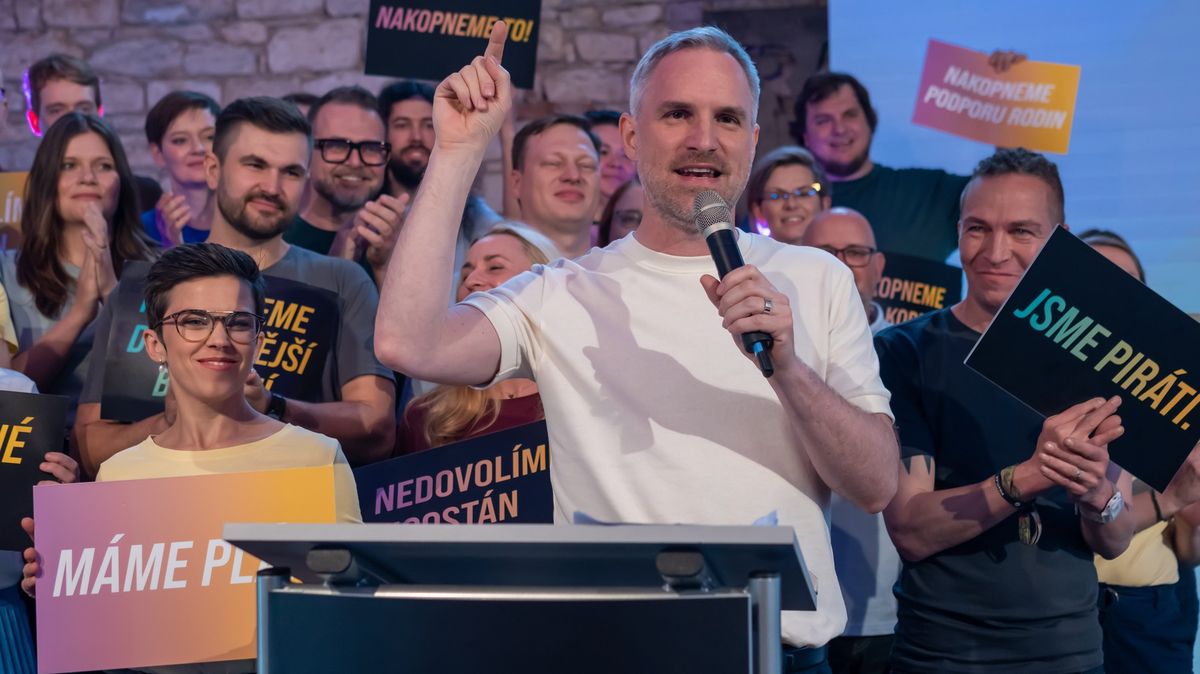 Kdo ho nakopne? Piráti se pochlubili hodně sebevědomým sloganem. Rýplo si ANO i Maláčová