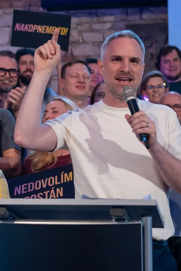 Kdo ho nakopne? Piráti se pochlubili hodně sebevědomým sloganem. Rýplo si ANO i Maláčová - fotka 1/1