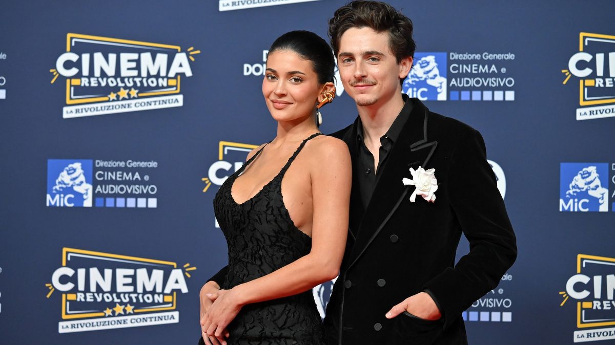 Kylie Jenner a Timothée Chalamet si konečně odbyli své poprvé na červeném koberci! Modelka v černé róbě odhalila vnady