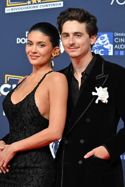 Kylie Jenner a Timothée Chalamet si konečně odbyli své poprvé na červeném koberci! Modelka v černé róbě odhalila vnady