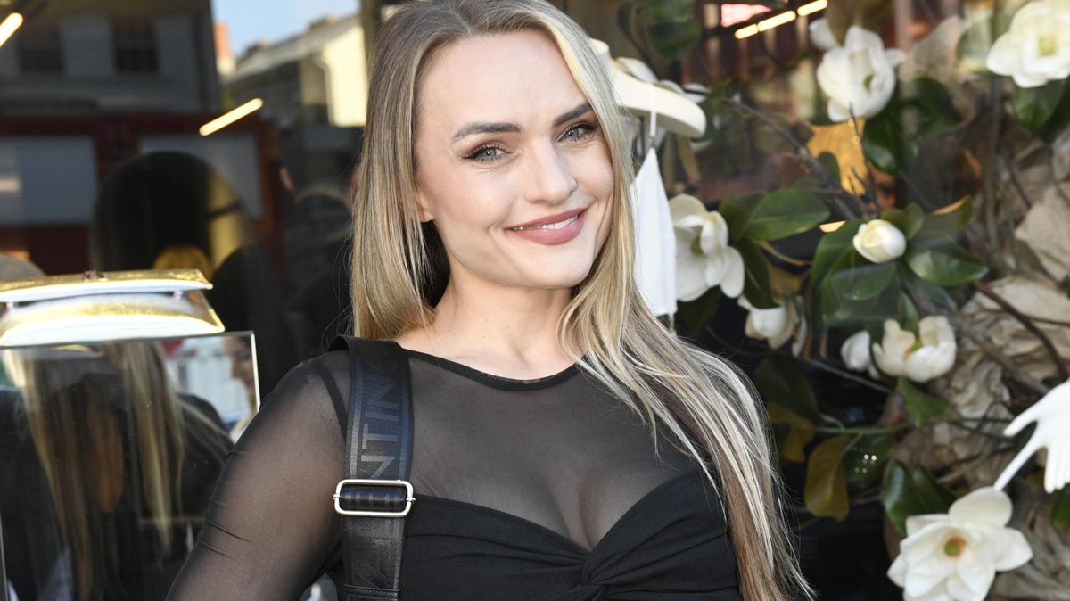 Nenáviděná Deny z Bacheloru už není blondýnka. Vlasy si nechala obarvit fialovou barvou