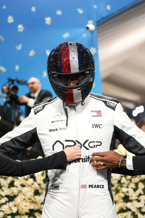 Přijel v závoďáku a svlékl se přímo na koberci. Damson Idris byl na Met Gala jako jezdec F1, asistenti měli co dělat!