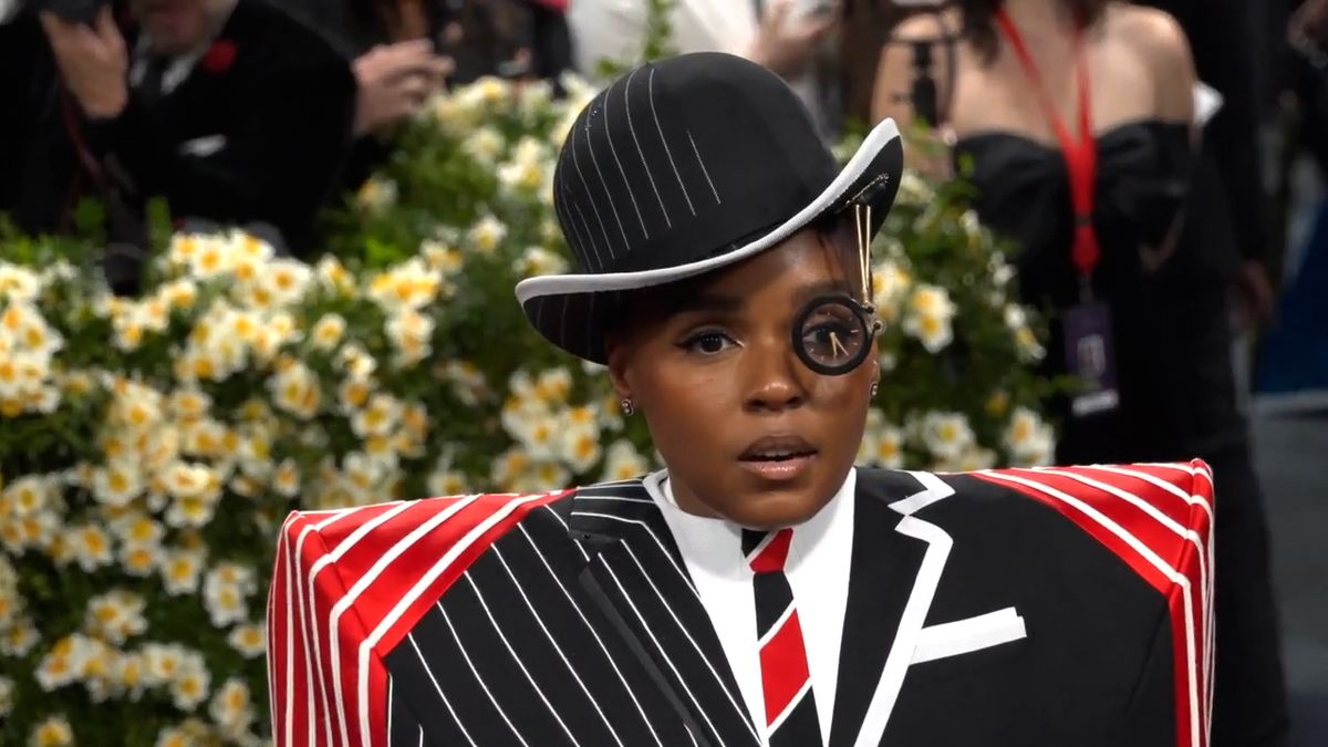 Další módní kreace hvězdy filmu Na nože: na Met Gala si pohrála s realitou. Pod oblekem skrývala další oblek a diamant z tequily