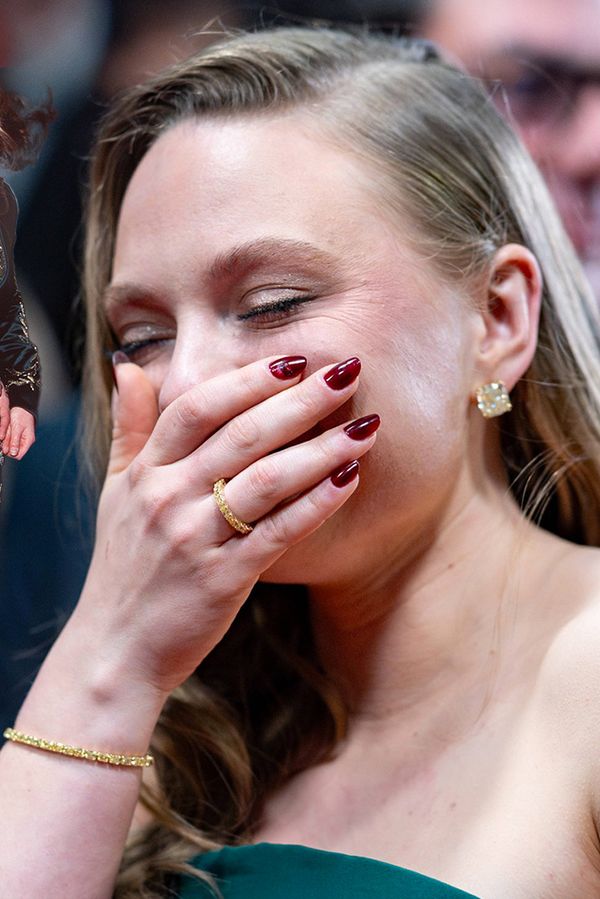 Skoro jako Kate Winslet na Oscarech! Dcera Mia napodobila v Cannes ikonický vzhled své maminky z roku 1998 - fotka 1/1