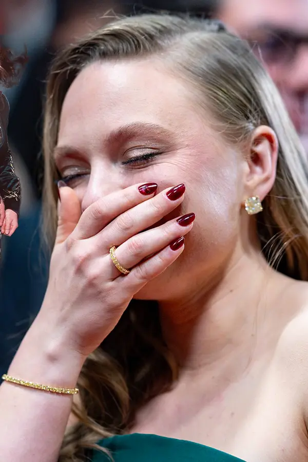 Skoro jako Kate Winslet na Oscarech! Dcera Mia napodobila v Cannes ikonický vzhled své maminky z roku 1998 - fotka 1/1