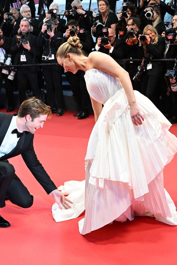 Nejdřív dvakrát upadne na Oscarech, teď jí v Cannes šaty přišlápne Pattinson! Jennifer Lawrence je na trapasy expert - fotka 1/1