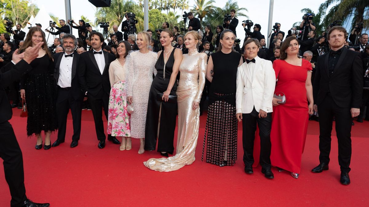 Po letech jsme v Cannes: Filip Vaněk delegaci filmu Karavan nešetřil. Jak si na červeném koberci vedla Geislerová?