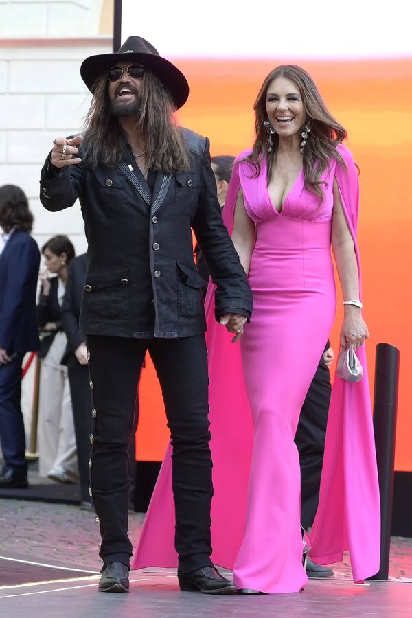 Zamilovaná Liz Hurley poprvé ve společnosti s otcem Miley Cyrus. Ohromila mega výstřihem. Její syn jim dělal „křena“ - fotka 1/1