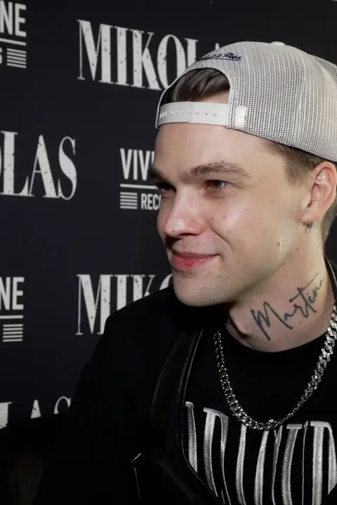 Dvě fanynky už si vzal do auta: Holku ale musí Mikolasi Josefovi schválit maminka, která ho doprovází na každém kroku