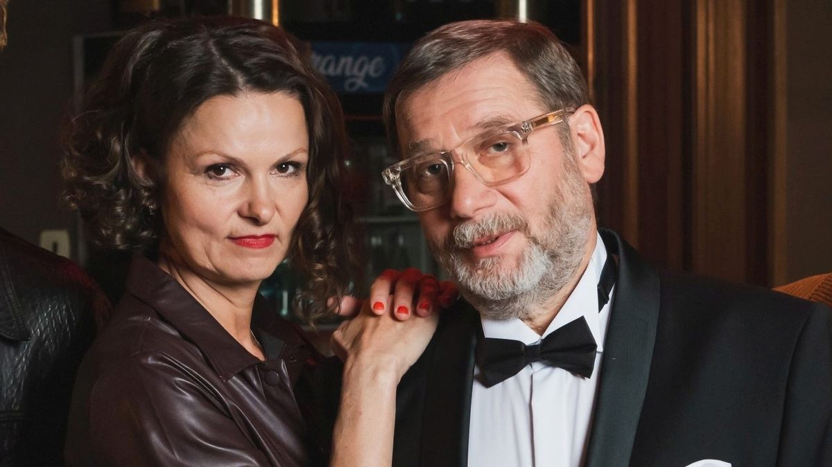 Kotrmelce pana herce: Strážmistra Arazíma v roli nadutce a Melíškovou coby jeho věčně opilou milenku rozcupoval Sokol