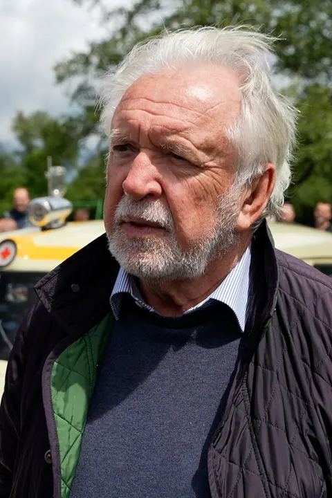 Jaromír Hanzlík po 47 letech u slavné seriálové sanitky: Zavzpomínal na natáčení i na Jiřího Bartošku