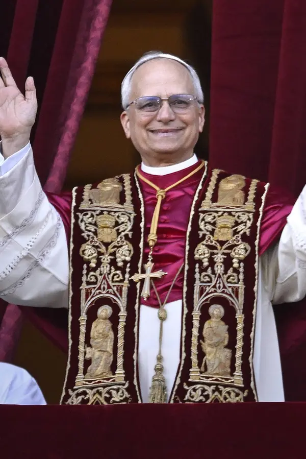 V davu vítajícím nového papeže byla i popová megahvězda. Fanoušci šílí, poznali ji podle oblečení - fotka 1/1