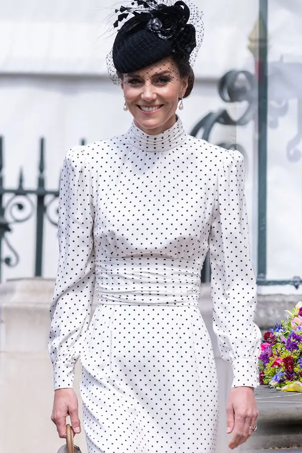 Ztělesnění elegance! Princezna Kate uchvátila davy během oslav výročí konce druhé světové války, vzdala hold i Dianě - fotka 1/1