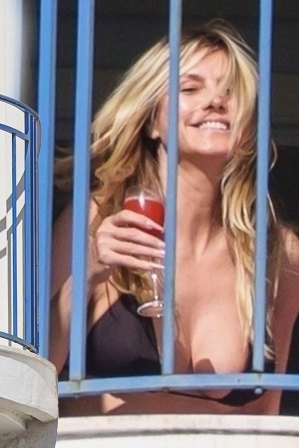 V Cannes zakázali nahé šaty. Na Heidi Klum si ale nepřijdou! Se svým zajdou dováděla na balkoně hotelu jen v bikinách - fotka 1/1