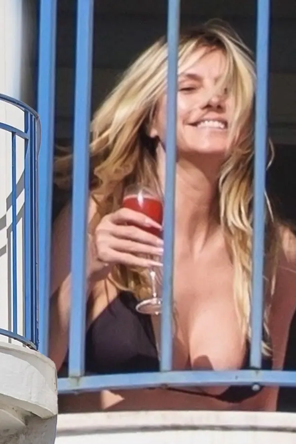 V Cannes zakázali nahé šaty. Na Heidi Klum si ale nepřijdou! Se svým zajdou dováděla na balkoně hotelu jen v bikinách - fotka 1/1
