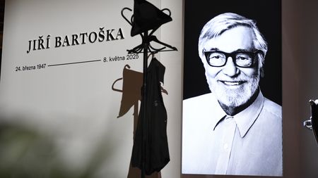 ŽIVĚ: Fronty v Rudolfinu: Lidé se loučí s Jiřím Bartoškou, večer mejdan jen pro zvané. Pietní místo jako kancl