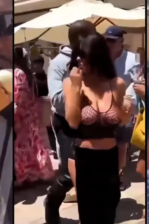 Bianca Censori spatřena! Do půl těla téměř nahá lízala zmrzlinu na trzích na Mallorce