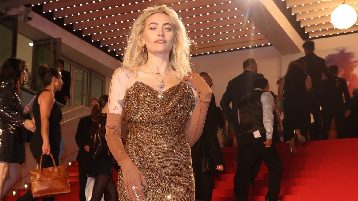 Konečně „nahota“ na festivalu v Cannes: Paris Jackson zradil vysoký rozparek. Ukázala víc, než sama chtěla