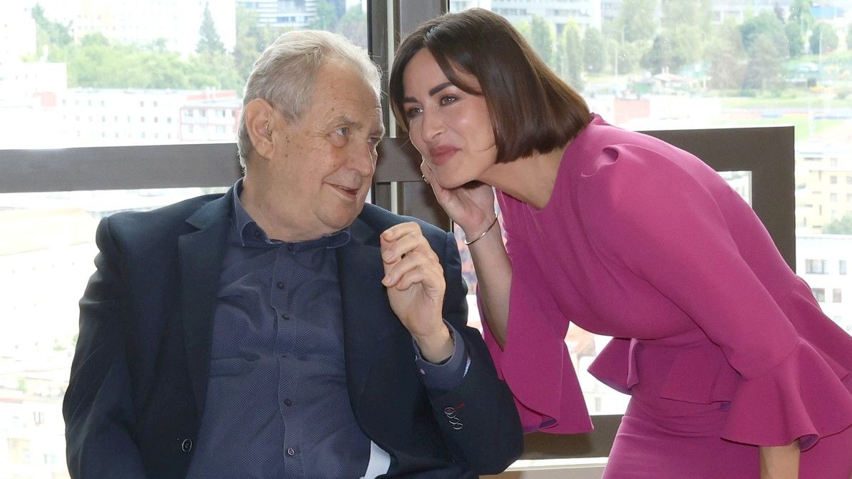 Miloš Zeman ve svém živlu: Po boku fešné Mynářové se rozzářil jako lampička