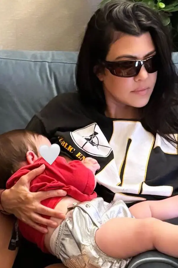 Čtyřnásobná máma Kourtney Kardashian pyšně předvádí „nové“ tělo v bikinách: Zhubla díky vlastním pilulkám! - fotka 1/1
