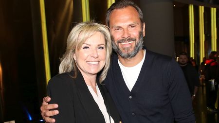 Nejen Šmicerovi. S manželkou je už 31 let i vyhlášený fotbalový fešák Patrik Berger. Takhle jim to oběma sluší 