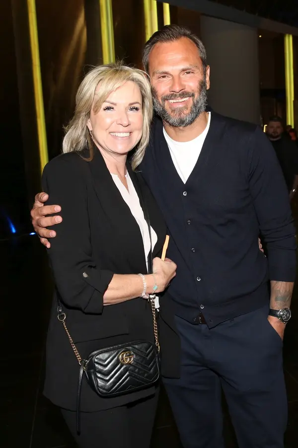Nejen Šmicerovi. S manželkou je už 31 let i vyhlášený fotbalový fešák Patrik Berger. Takhle jim to oběma sluší  - fotka 1/1