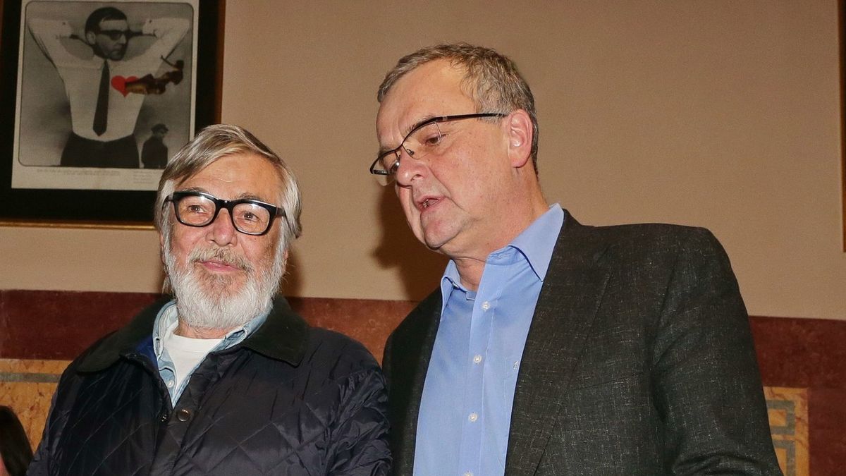 Opravdový chlap do posledních chvil, dojal Kalousek slovy o Bartoškovi. Czernin tasil Karyho a místo, kde se dobře kouří