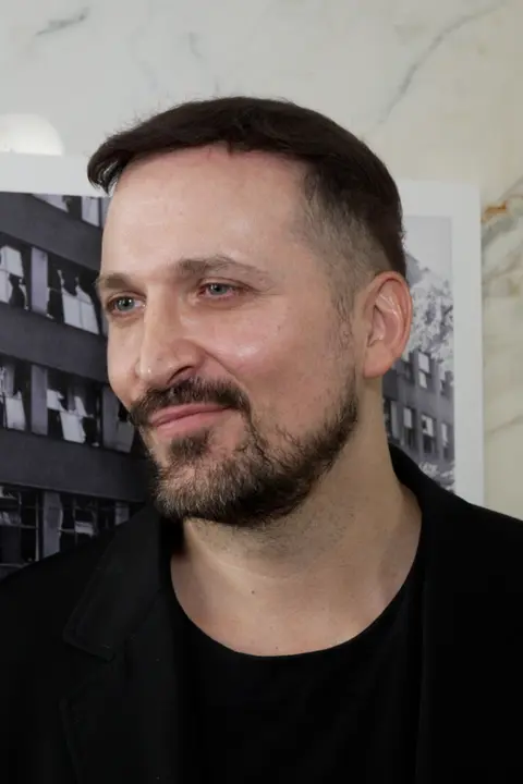 Už vypadal jako ochranka a nevešel se do kostýmů. Nejvyšší český zpěvák musel ubrat se cvičením. A dámy pozor, je single
