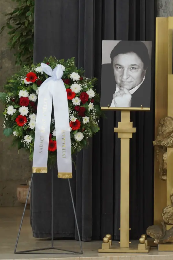 Pohřeb zpěváka Karla Bláhy (†77). Na poslední rozloučení dorazili Petr Vichnar, Marie Retková a další známé tváře - fotka 1/1