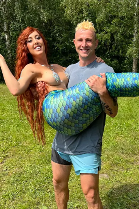 Vnady zakrývaly jen kamínky! Bára ze Survivoru si střihla pikantní scénu se Štáfkem, proměnila se v sexy mořskou pannu