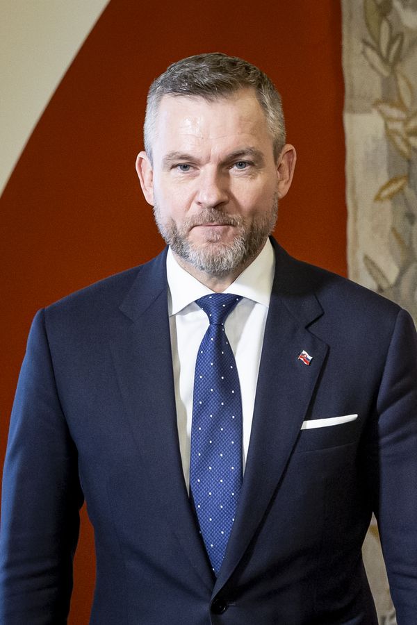 Prezident Peter Pellegrini se blýskl coby voják. Pak slovenským politikům vystavil děsivé vysvědčení - fotka 1/1