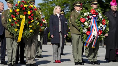 Bombičkově vám to sluší, vzkázali Janě Černochové: Díky obřímu růžovému klobouku na pietě vypadala jako zatoulaný bonbon