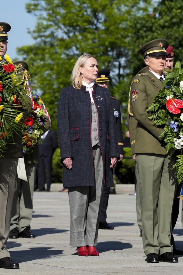 Bombičkově vám to sluší, vzkázali Janě Černochové: Díky obřímu růžovému klobouku na pietě vypadala jako zatoulaný bonbon - fotka 1/1