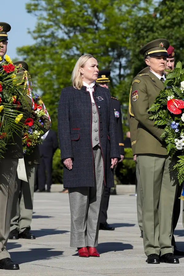 Bombičkově vám to sluší, vzkázali Janě Černochové: Díky obřímu růžovému klobouku na pietě vypadala jako zatoulaný bonbon - fotka 1/1