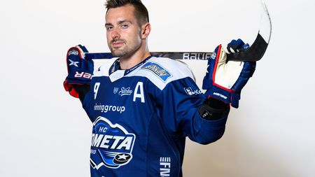 Hvězda hokejového nároďáku Jakub Flek a jeho největší fanynka: Doma si hýčká tuhle kočku. Sexy foto nahoře bez
