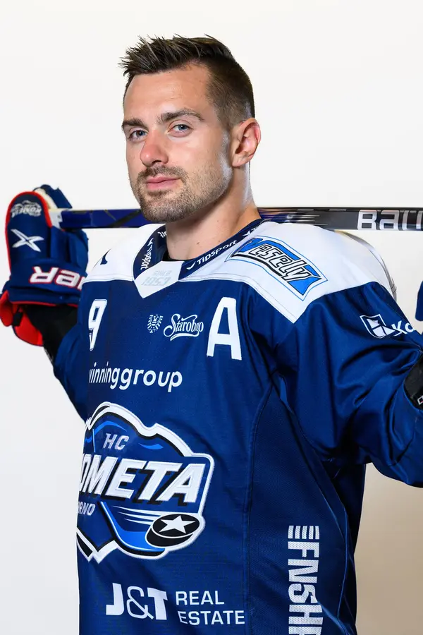 Hvězda hokejového nároďáku Jakub Flek a jeho největší fanynka: Doma si hýčká tuhle kočku. Sexy foto nahoře bez - fotka 1/1