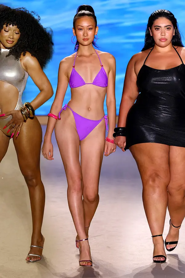 Přehlídce plavek dominovaly modelky všech velikostí: V bikinách se předvedla i hudební hvězda, která kolekci navrhla! - fotka 1/1
