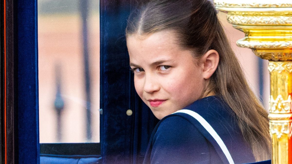 Krásné 10. narozeniny, Charlotte! Princezna Kate „cvakla“ na mobil vysmátou dcerku na výletě s batohem na zádech