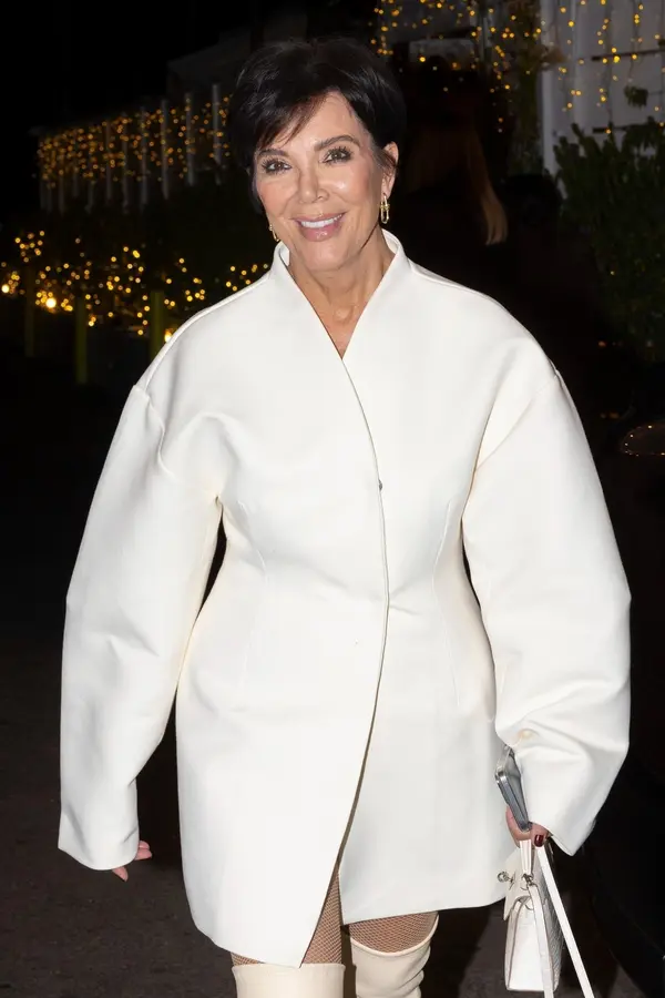 Takhle už Kris Jenner (69) nevypadá: Na posledních fotkách je jako kopie své dcery Kim! Nová plastika? - fotka 1/1