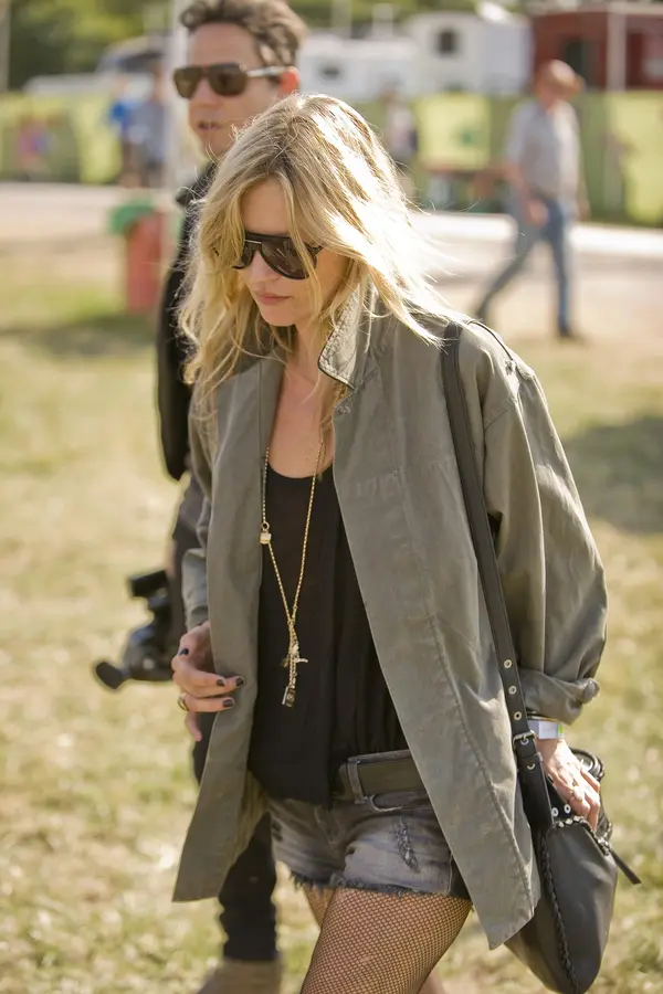 Fanoušci zůstali v úžasu, když vedle nich na fesťáku začala pařit Kate Moss: Počkat, má to ale háček! - fotka 1/1