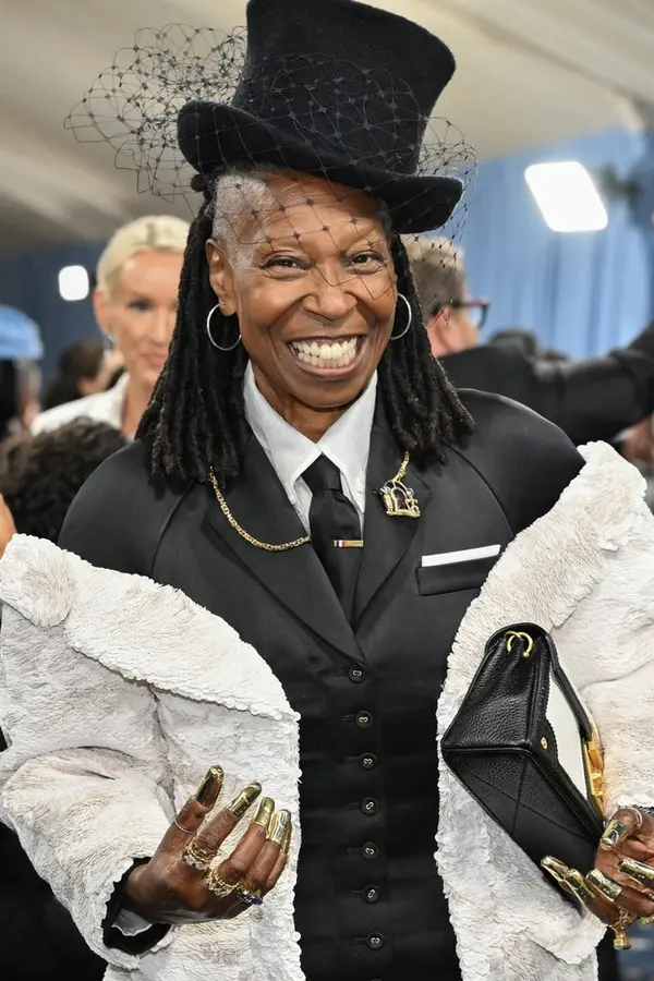 „Svoje holky“ osvobodila Whoopi Goldberg před 50 lety: Raději je bude sbírat z podlahy, než aby oblékla podprsenku - fotka 1/1