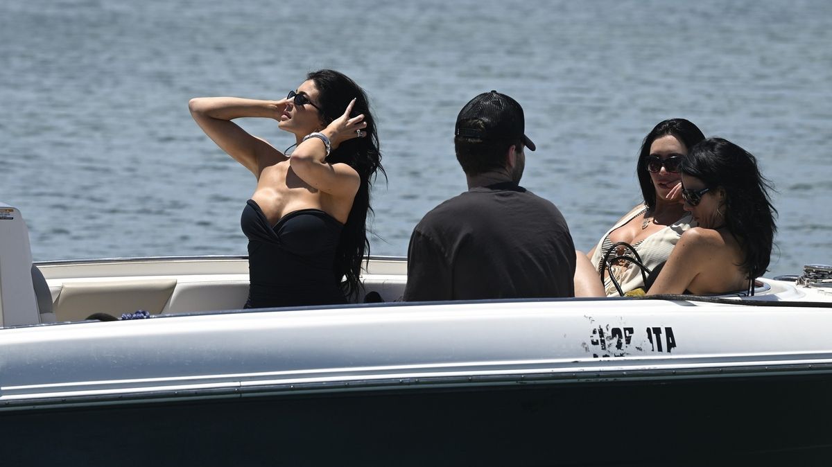 Než vyrazily na Met Gala, užívaly si Hailey s Kylie v bikinách na jachtě! Na palubě byl i tajemný šťastlivec!