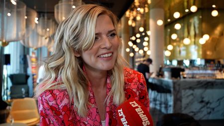 Po roce a půl promluvila: Nikol Leitgeb se s dětmi uklidila na vesnici a stará se o slepice, na akci si ale oholila nohy